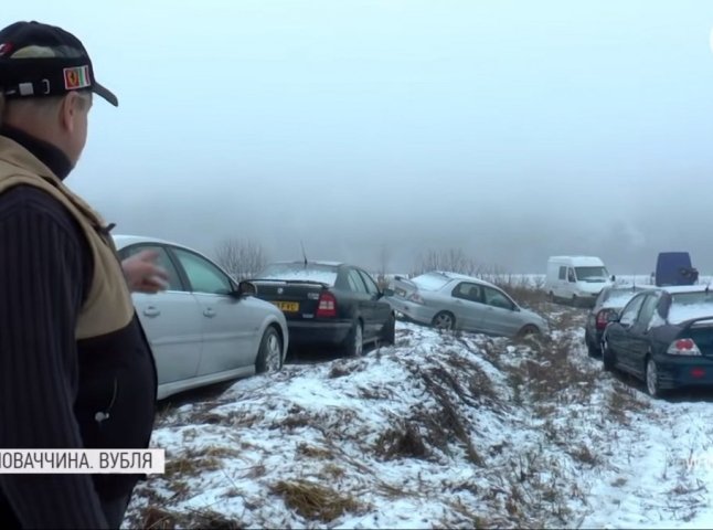 "Кладовище євроблях" на кордоні: люди залишають свої автівки, деякі з них хтось почав розбирати