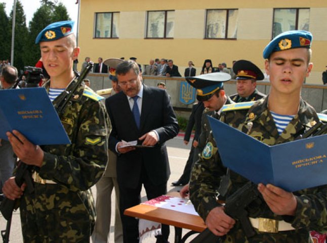 Закарпатських юнаків знову призиватимуть в армію