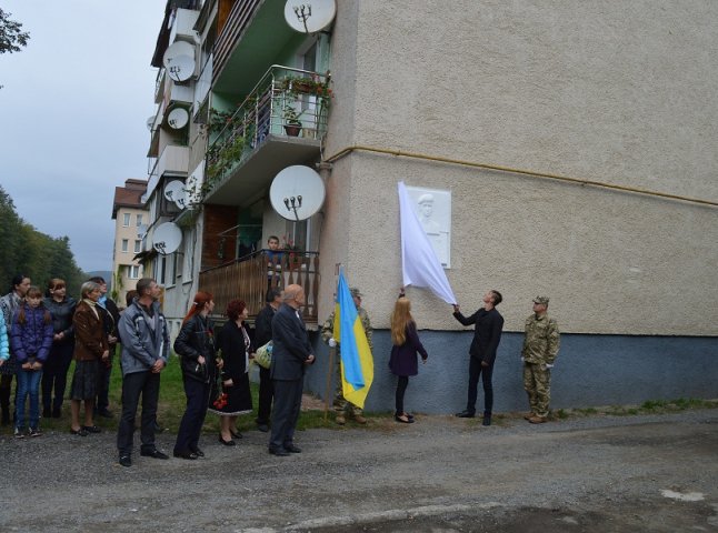 Загиблому на сході України Герою відкрили в Нижньому Солотвині меморіальні дошку