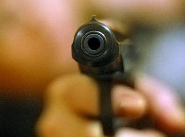 В Ужгороді чоловік із іграшковим пістолетом в руках пограбував магазин