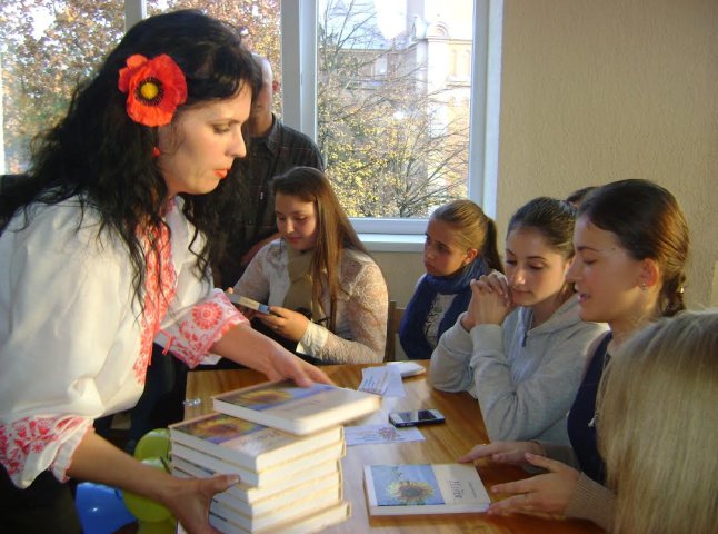 Мукачівські бібліотекарі та молодь відзначили День української писемності та мови (ФОТО)