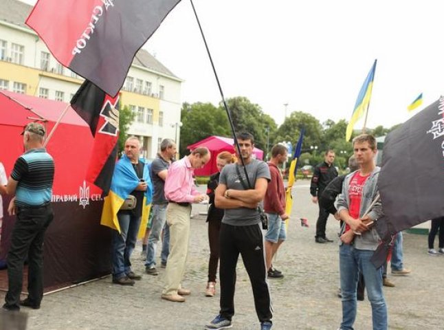 Біля Закарпатської ОДА сталась сутичка між активістами та представниками "Правого сектора"