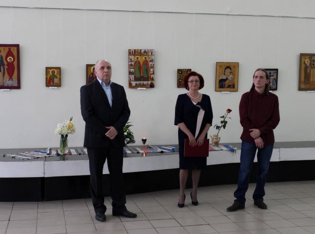 В Ужгороді вперше представили виставку "Яблучний Спас" Артура Тиводара