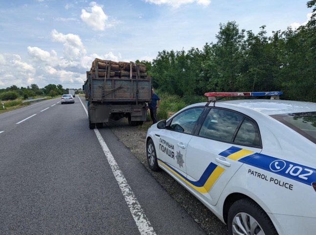 Патрульні виявили водія, який незаконно перевозив деревину