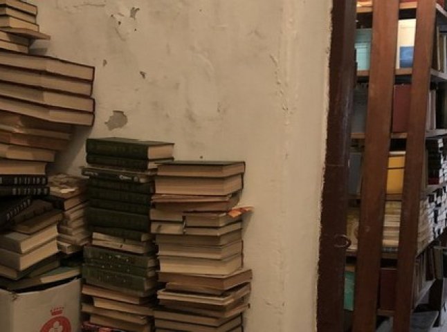 У Закарпатській обласній бібліотеці відновлюють книгосховище після підтоплення