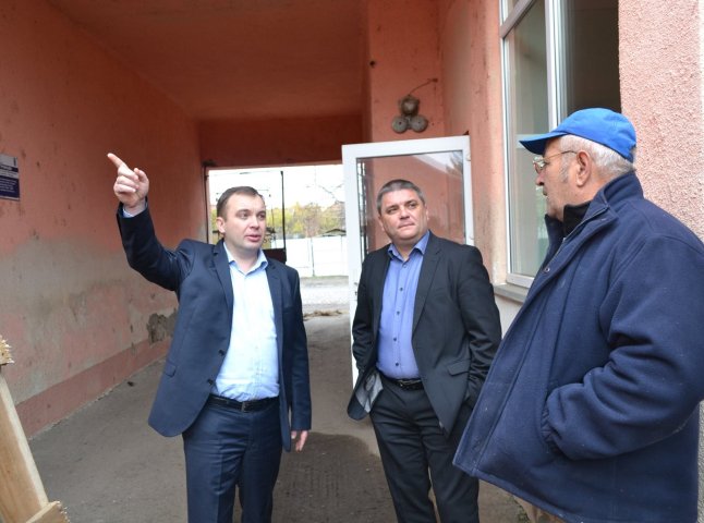 Очільник Берегівщини проінспектував хід капітально ремонту даху Косонської дитячої школи мистецтв