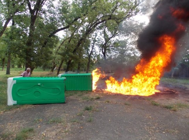 У Виноградові у місцевому парку згоріли два біотуалети