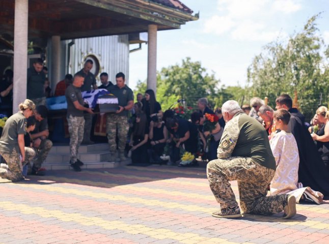 Залишились дружина і двоє дітей: у Мукачеві поховали Героя