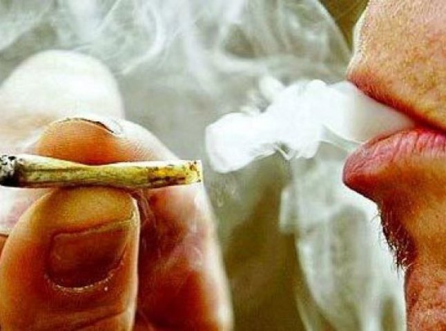 Правоохоронці затримали трьох підлітків під час куріння марихуани