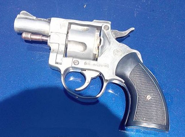 Тячівські правоохоронці виявили в автомобілі пістолет та револьвер
