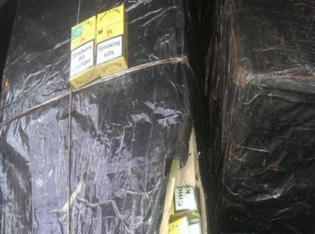 На Закарпатті під рудою в вантажному вагоні виявили контрабандні сигарети
