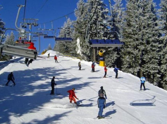 Зимовий туристичний сезон на Закарпатті ще не закритий: на деяких курортах сніг лежатиме до червня
