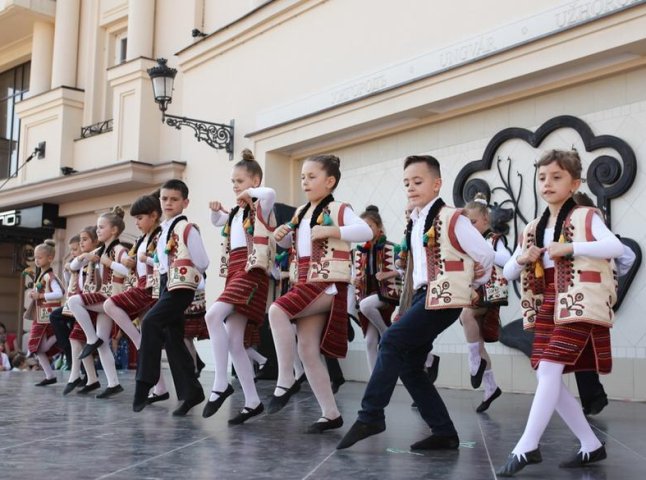До Дня захисту дітей на площі Театральній танцювали юні ужгородці