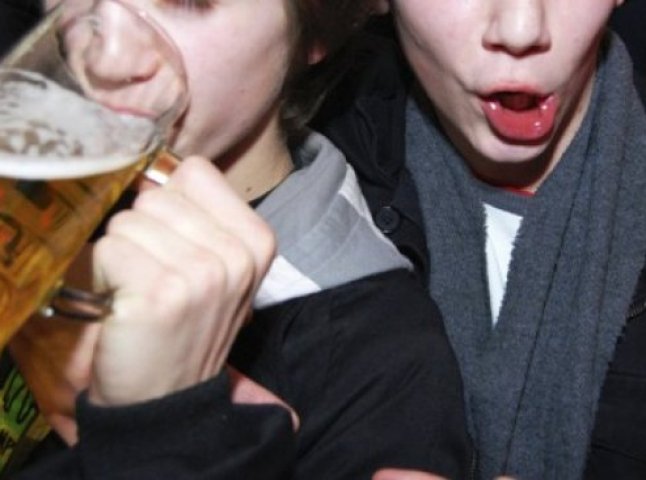 На Хустщині учень 9 класу так у школі святкував Новий рік, що потрапив у реанімацію із алкогольним отруєнням
