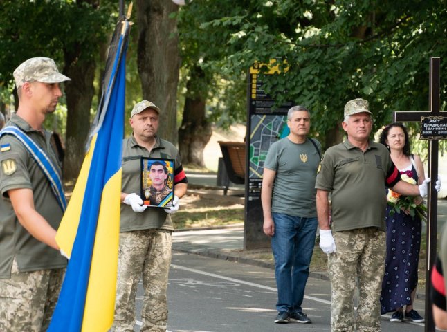 Залишилися дружина і двоє дітей: в області поховали захисника