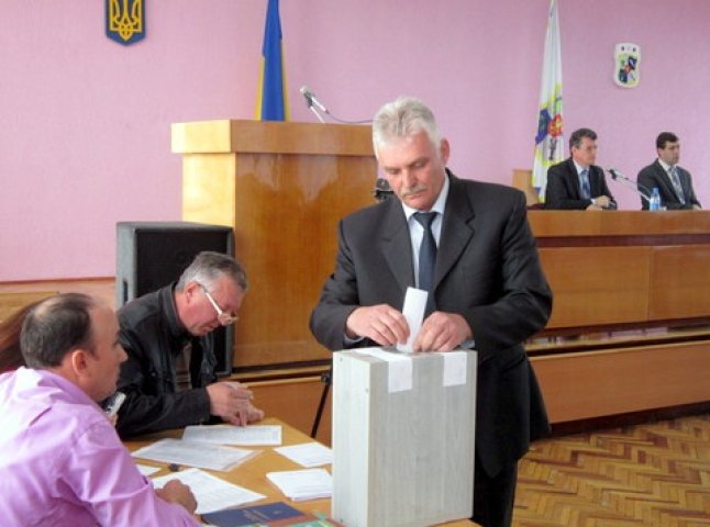 Депутати Виноградівської райради зібрались під наглядом "Правого сектору" та не змогли обрати заступника голові