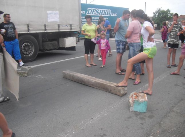 Минуло 24 години від початку блокування дороги у Ракошині, люди не відступають від свого (ФОТО)