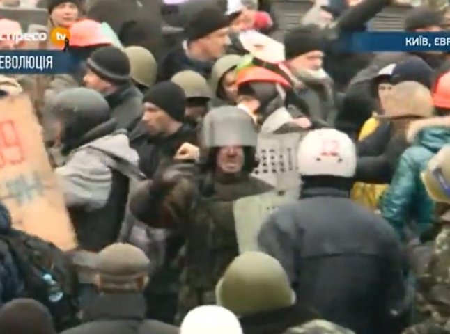 Солдати ВВ почали здаватися протестувальникам