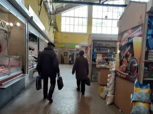 Продуктові ринки у Мукачеві відновлюють роботу
