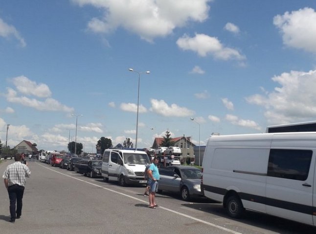 Перед КПП "Тиса" утворилась черга із сотні автомобілів