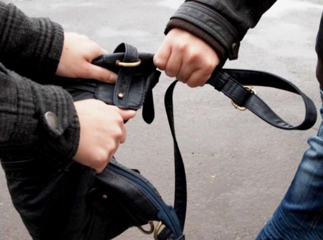 Двоє 18-річних хлопців напали на жінку й намагалися вирвати з її рук сумку