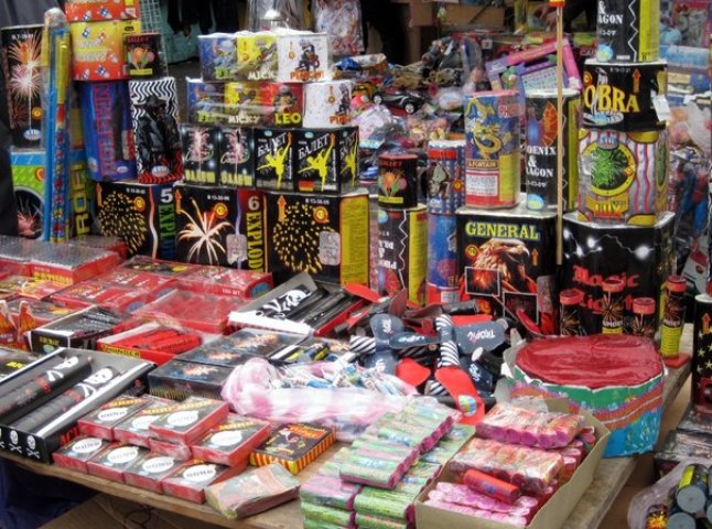 Попри прохання "гучно не святкувати", в ужгородських магазинах активно продають піротехніку (ВІДЕО)