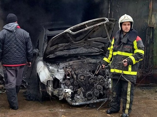 Під час пожежі в гаражі згорів вщент автомобіль