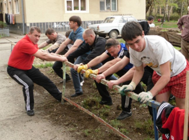 Толока у Підгорянах: працюють всі! (ФОТОРЕПОРТАЖ)