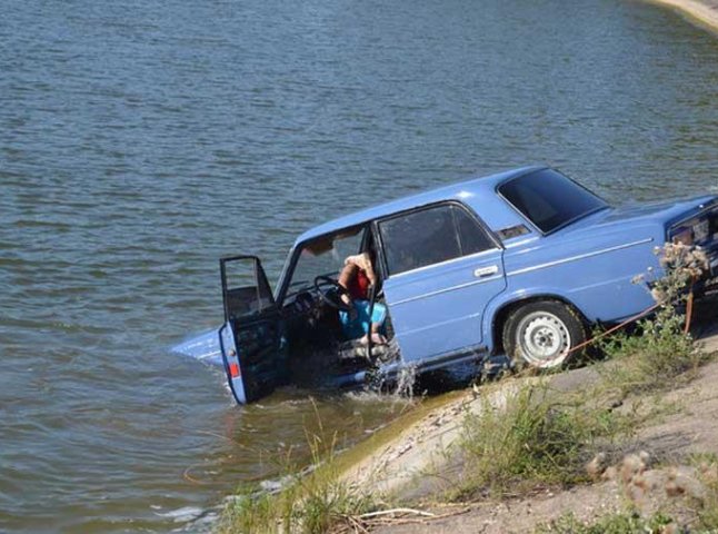 На Міжгірщині автомобіль впав із семиметрової висоти в річку: одна людина загинула, п’ятеро у лікарні