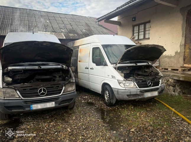 Вогнеборці Виноградова рятували два мікроавтобуси