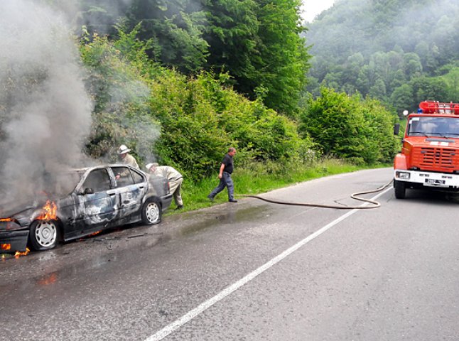 Рятувальники показали фото та розповіли деталі загорання "BMW"