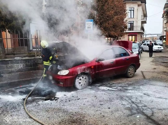 У центрі Мукачева горів автомобіль: рятувальники показали фото з місця події