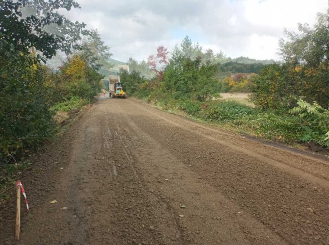 На Мукачівщині ремонтують дорогу між селами Верхня Визниця і Лісарня