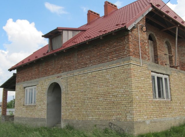 Продається невеликий мансардний будинок у м.Виноградів