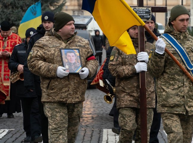 В Ужгороді з військовими почестями поховали полеглого захисника