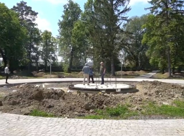 В одному з парків Мукачева зводять новий пам’ятник
