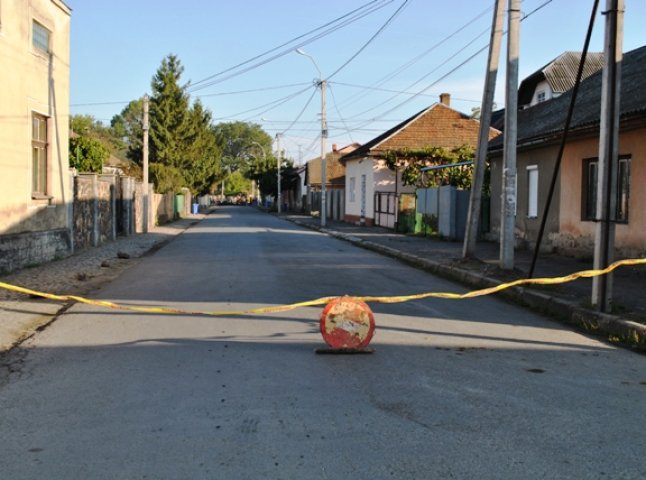 У Виноградові перекрита одна із вулиць міста, аварійна служба шукає витік газу