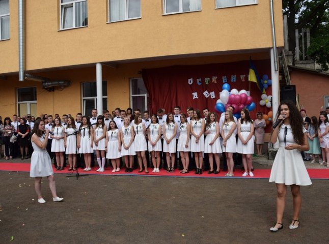 У школах Мукачева пролунав останній дзвінок