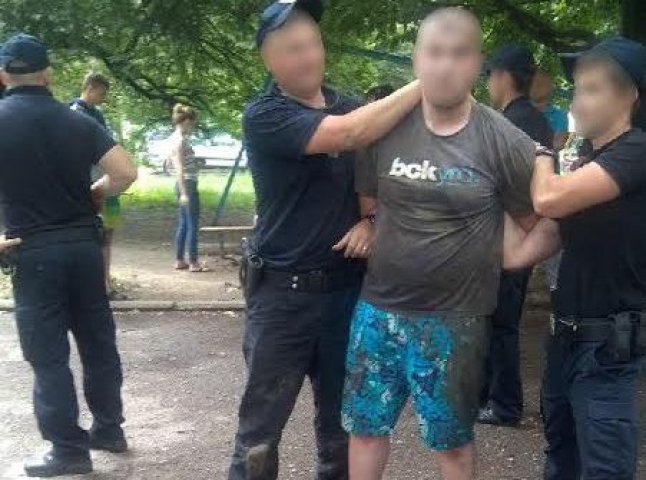 У мікрорайоні Росвигово в Мукачеві поліцейські влаштували за юнаком погоню