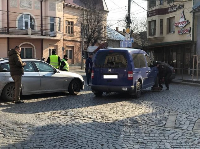 Кілька неправильно припаркованих машин евакуювали у Мукачеві