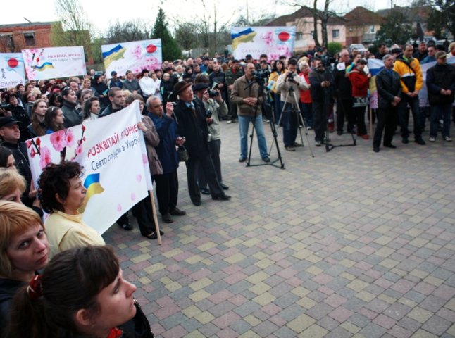 Віктор Балога саджав сакури на підтримку постраждалих від землетрусу японців