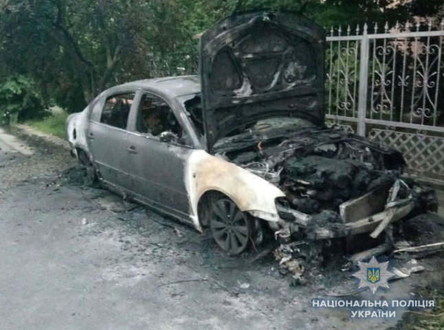 В Ужгороді та його передмісті згоріли два автомобілі. Поліція припускає, що їх підпалили