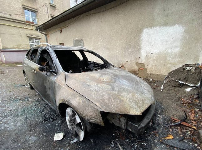 Опубліковано фото обгорілих машин, які зранку палали в Ужгороді