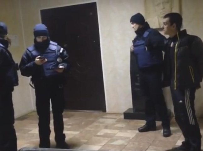 У мережі з’явилось відео затримання ужгородськими поліцейськими нетверезого хлопця