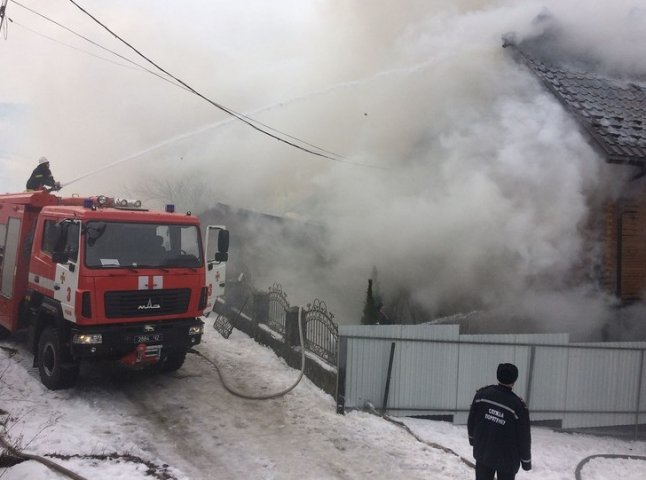 12 рятувальників вранці гасили палаючий будинок