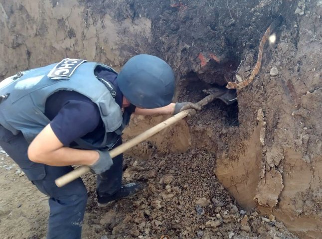 Під час будівництва у Мукачеві виявили небезпечні знахідки