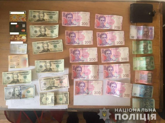 У Мукачеві затримали жінку, яка вкрала з аптеки гаманець із 9 тисячами грн