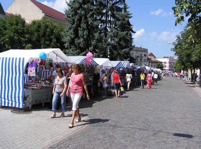В Мукачеві відкрився шкільний ярмарок