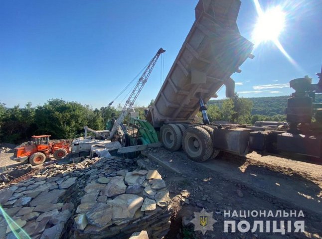 На Ужгородщині незаконно видобували камінь на кар’єрі