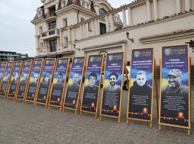 36 портретів загиблих військових розмістили на вуличній інсталяції в Ужгороді